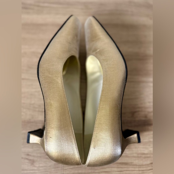 STUART WEITZMAN Women’s Gold Squared Toe Kitten Heel Pump Size 9.5 - Picture 8 of 13